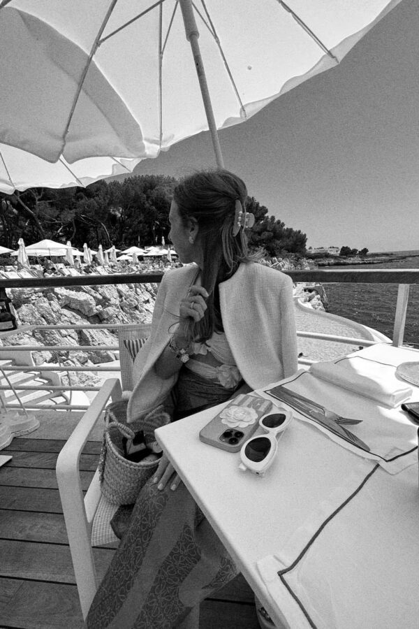 pool to lunch chic summer look in black and white