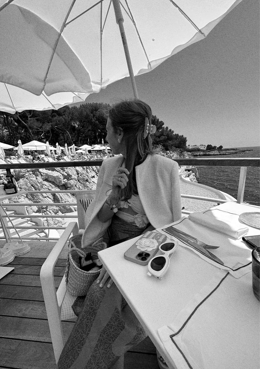 pool to lunch chic summer look in black and white