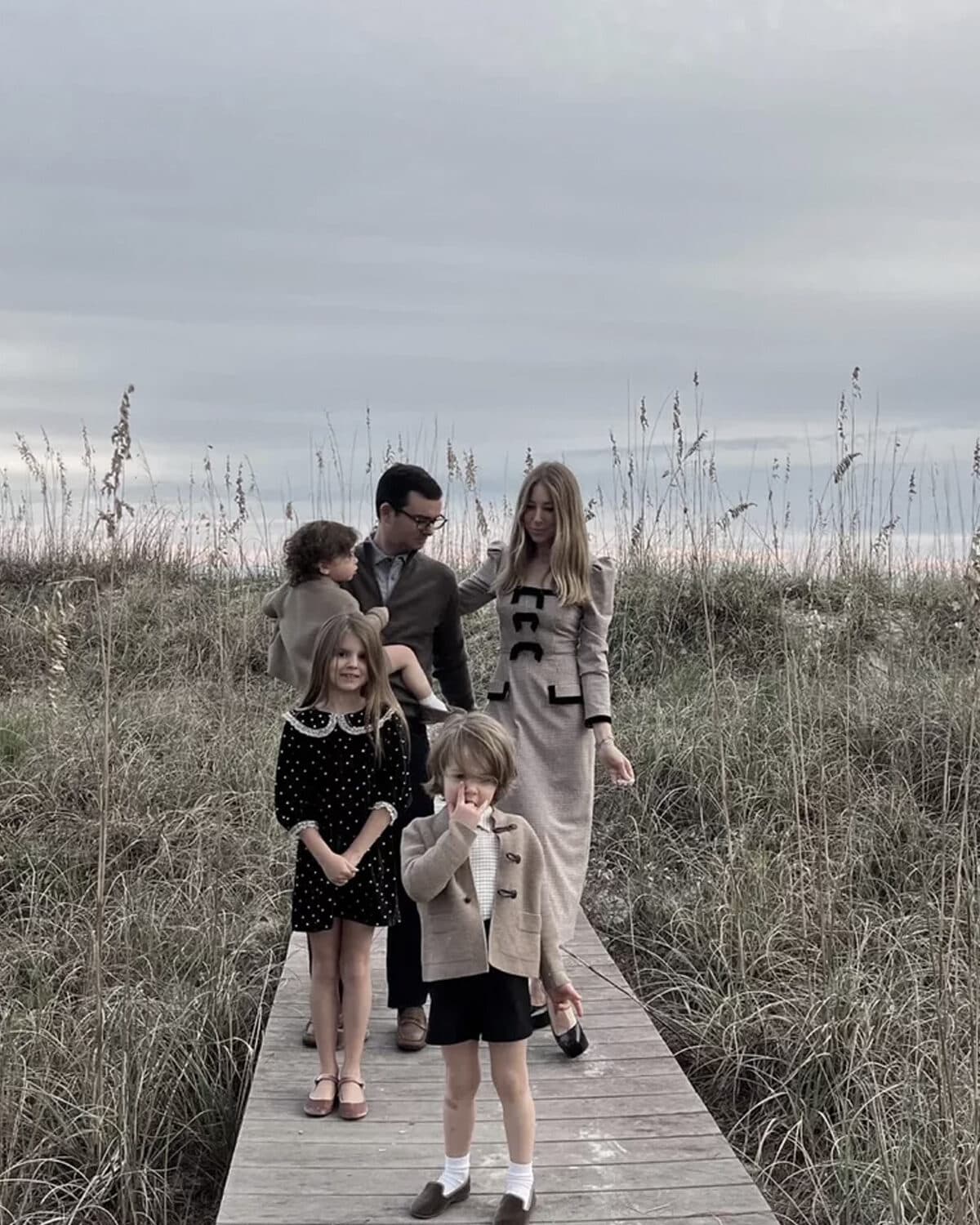 2025 Hertz family holiday photo outfit ideas