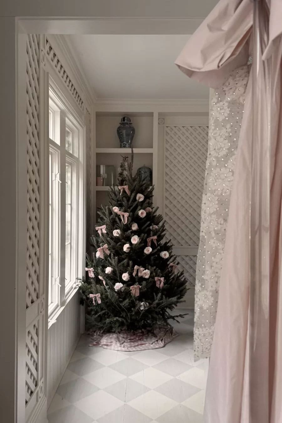Blush pink - real christmas tree with garden roses