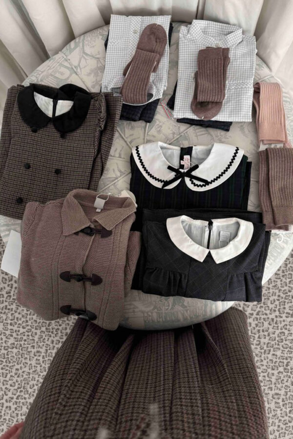 Kids holiday card photo outfits for winter