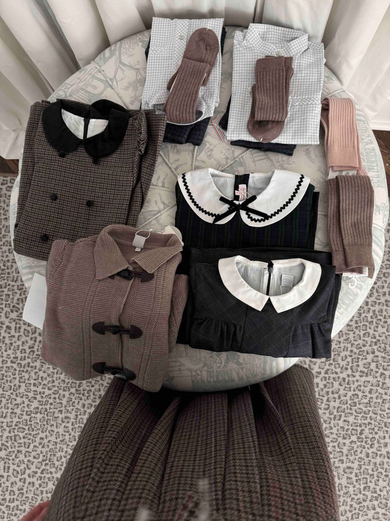 Kids holiday card photo outfits for winter